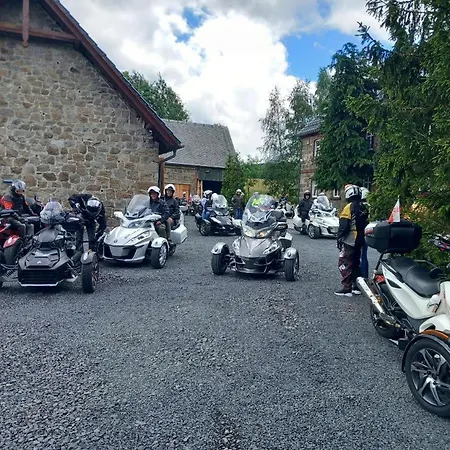 بيت للعطل Dompodkasztanem شكلارسكا بوريبا